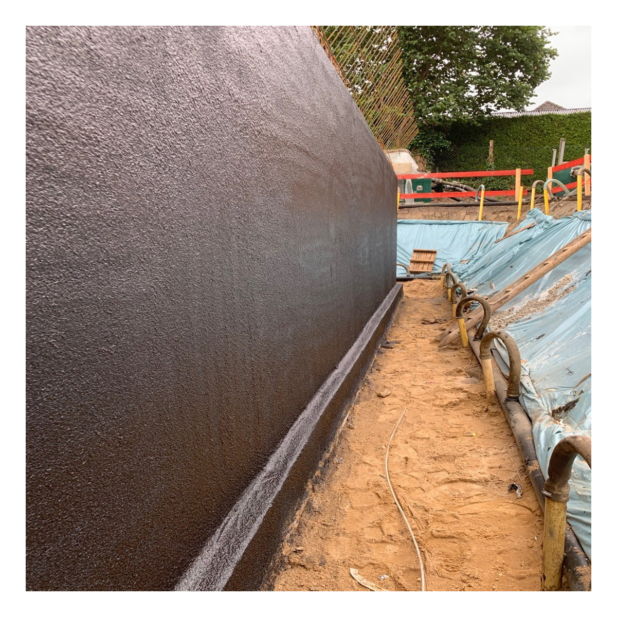 2-komp. Bitumen-Dickbeschichtung, faserverstärkt 2-komp. Bitumen-Dickbeschichtung, faserverstärkt